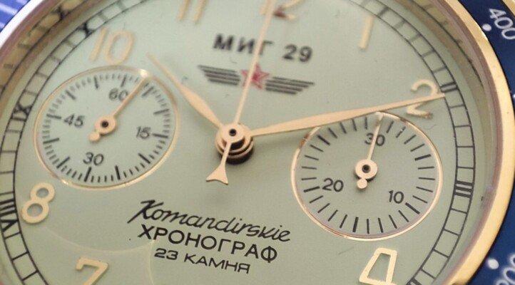 Orologi Russi e Sovietici Autentici – Vostok, Poljot, Raketa 14 Orologio russo Vostok Komandirskie cronografo con calibro Poljot 3133. Movimento meccanico manuale, quadrante avorio, ispirato al MiG-29, prodotto in URSS.