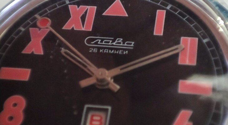 Orologi Russi e Sovietici Autentici – Vostok, Poljot, Raketa 15 Orologio russo Slava California Dial, movimento meccanico automatico, quadrante nero con numeri romani e indici rossi. Modello vintage sovietico, 26 rubini.