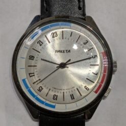 Orologio Raketa 24h Polar transizionale, quadrante argentato con scala 24 ore, ghiera interna girevole, cinturino generico nero.