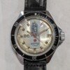 Vostok Komandirskie della Vittoria - Memoriale 1945 Treptower Park - Grade A 23 Orologio Vostok Komandirskie commemorativo 1945, quadrante argentato con statua della Vittoria, ghiera in bachelite nera, movimento meccanico manuale Vostok 2414, cassa in ottone cromato, cinturino sovietico originale.