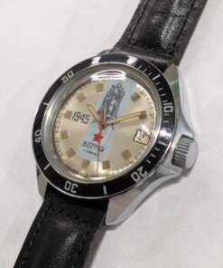 Vostok Komandirskie della Vittoria - Memoriale 1945 Treptower Park - Grade A 10 a watch with a black strap