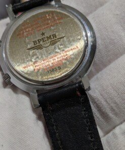 Orologio Svegliarino Vremia meccanico manuale - Grade A 17 a close up of a watch