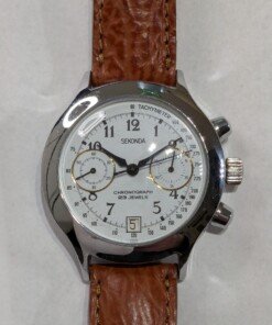 Orologio cronografo Sekonda con movimento meccanico manuale Poljot 3133, cassa tonda cromata, quadrante bianco con numeri arabi, scala tachimetrica, cinturino marrone generico.