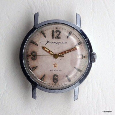 Orologio sovietico Komandirskie con quadrante invecchiato e cassa in acciaio.