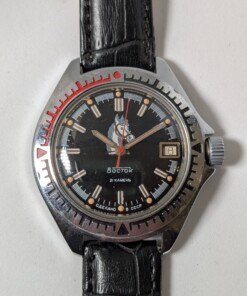 Orologio Vostok sovietico con quadrante nero e cavallo del generale Žukov