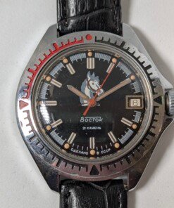 Orologio Vostok sovietico con quadrante nero e cavallo del generale Žukov