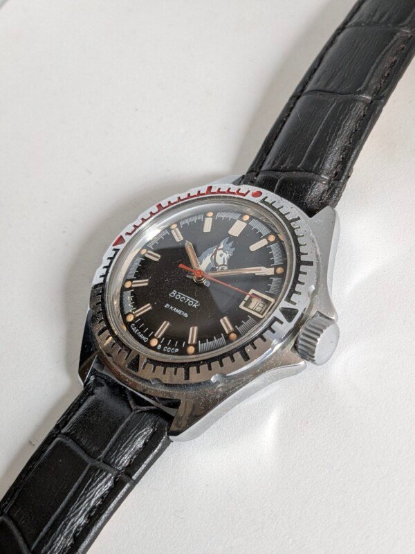 Il Cavallo Bianco del Generale Žukov: L'Orologio Vostok Komandirskie degli Anni '80 3 Orologio Vostok sovietico con quadrante nero e cavallo del generale Žukov