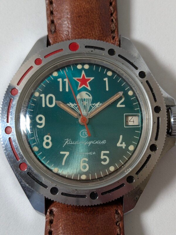 Komandirskie Paratrooper Vostok: orologio militare meccanico dedicato ai paracadutisti sovietici VDV 2 vostok-komandirskie-paratrooper-transizionale-orologio-russo-con-quadrante-verde-e-logo-avio