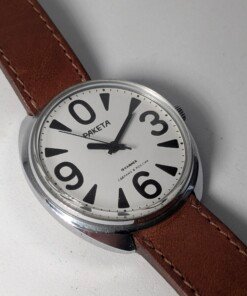 Raketa Big Zero Russo – Scatola e Cinturino Originali Importatore – Grade B 29 Orologio da polso Raketa Big Zero russo con quadrante bianco, numeri arabi neri (0, 3, 6, 9), lancette nere e cinturino in pelle marrone originale, presentato con la sua scatola originale.