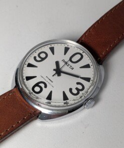 Raketa Big Zero Russo – Scatola e Cinturino Originali Importatore – Grade B 28 Orologio da polso Raketa Big Zero russo con quadrante bianco, numeri arabi neri (0, 3, 6, 9), lancette nere e cinturino in pelle marrone originale, presentato con la sua scatola originale.