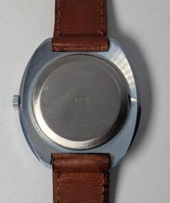 Raketa Big Zero Russo – Scatola e Cinturino Originali Importatore – Grade B 27 Orologio da polso Raketa Big Zero russo con quadrante bianco, numeri arabi neri (0, 3, 6, 9), lancette nere e cinturino in pelle marrone originale, presentato con la sua scatola originale.