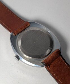 Raketa Big Zero Russo – Scatola e Cinturino Originali Importatore – Grade B 26 Orologio da polso Raketa Big Zero russo con quadrante bianco, numeri arabi neri (0, 3, 6, 9), lancette nere e cinturino in pelle marrone originale, presentato con la sua scatola originale.