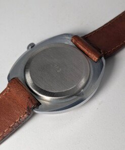 Raketa Big Zero Russo – Scatola e Cinturino Originali Importatore – Grade B 25 Orologio da polso Raketa Big Zero russo con quadrante bianco, numeri arabi neri (0, 3, 6, 9), lancette nere e cinturino in pelle marrone originale, presentato con la sua scatola originale.