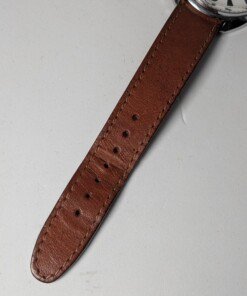 Raketa Big Zero Russo – Scatola e Cinturino Originali Importatore – Grade B 24 Orologio da polso Raketa Big Zero russo con quadrante bianco, numeri arabi neri (0, 3, 6, 9), lancette nere e cinturino in pelle marrone originale, presentato con la sua scatola originale.