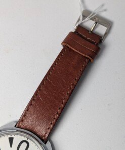 Raketa Big Zero Russo – Scatola e Cinturino Originali Importatore – Grade B 23 Orologio da polso Raketa Big Zero russo con quadrante bianco, numeri arabi neri (0, 3, 6, 9), lancette nere e cinturino in pelle marrone originale, presentato con la sua scatola originale.
