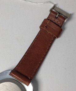Raketa Big Zero Russo – Scatola e Cinturino Originali Importatore – Grade B 22 Orologio da polso Raketa Big Zero russo con quadrante bianco, numeri arabi neri (0, 3, 6, 9), lancette nere e cinturino in pelle marrone originale, presentato con la sua scatola originale.