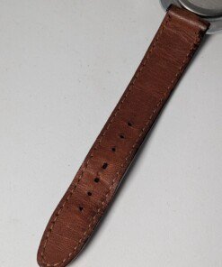 Raketa Big Zero Russo – Scatola e Cinturino Originali Importatore – Grade B 21 Orologio da polso Raketa Big Zero russo con quadrante bianco, numeri arabi neri (0, 3, 6, 9), lancette nere e cinturino in pelle marrone originale, presentato con la sua scatola originale.