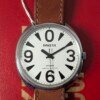 Raketa Big Zero Russo – Scatola e Cinturino Originali Importatore – Grade B 19 Orologio da polso Raketa Big Zero russo con quadrante bianco, numeri arabi neri (0, 3, 6, 9), lancette nere e cinturino in pelle marrone originale, presentato con la sua scatola originale.