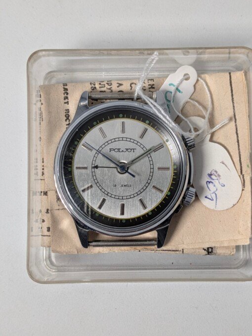 Orologio svegliarino meccanico Poljot 2612.1 NOS con quadrante argentato, indici applicati, doppia corona e il suo passaporto originale.