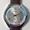Raketa Marine 24 Ore Sovietico Vintage (Anni '80) Grade C 15 Orologio da polso sovietico Raketa Marine 24 ore vintage degli anni '80 con quadrante argentato, indicazione delle 24 ore, lunetta blu e rossa con simboli marittimi e cinturino in pelle marrone.