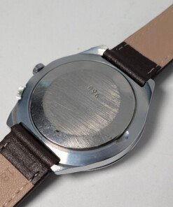 Raketa Marine 24 Ore Sovietico Vintage (Anni '80) Grade C 12 Orologio da polso sovietico Raketa Marine 24 ore vintage degli anni '80 con quadrante argentato, indicazione delle 24 ore, lunetta blu e rossa con simboli marittimi e cinturino in pelle marrone.