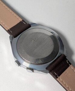 Raketa Marine 24 Ore Sovietico Vintage (Anni '80) Grade C 11 Orologio da polso sovietico Raketa Marine 24 ore vintage degli anni '80 con quadrante argentato, indicazione delle 24 ore, lunetta blu e rossa con simboli marittimi e cinturino in pelle marrone.