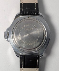 Vostok Komandirskie Zakaz MO CCCP meccanico manuale 2414 - Grade B 11 Orologio da polso militare sovietico Vostok Komandirskie Zakaz MO CCCP a carica manuale (calibro 2414) con quadrante nero, numeri arabi bianchi, lancette luminose, ghiera girevole e cinturino in pelle nera.