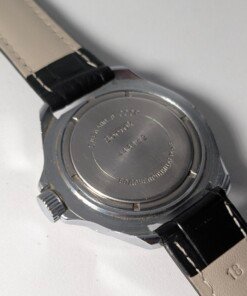 Vostok Komandirskie Zakaz MO CCCP meccanico manuale 2414 - Grade B 10 Orologio da polso militare sovietico Vostok Komandirskie Zakaz MO CCCP a carica manuale (calibro 2414) con quadrante nero, numeri arabi bianchi, lancette luminose, ghiera girevole e cinturino in pelle nera.