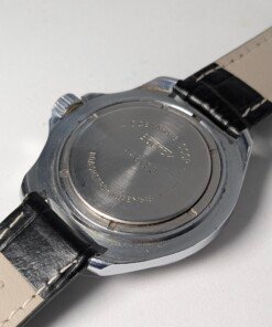 Vostok Komandirskie Zakaz MO CCCP meccanico manuale 2414 - Grade B 9 Orologio da polso militare sovietico Vostok Komandirskie Zakaz MO CCCP a carica manuale (calibro 2414) con quadrante nero, numeri arabi bianchi, lancette luminose, ghiera girevole e cinturino in pelle nera.