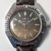Orologio subacqueo sovietico vintage Vostok Amphibia 470 degli anni '80 con quadrante scuro, indici luminosi, ghiera girevole numerata e cinturino in pelle marrone.