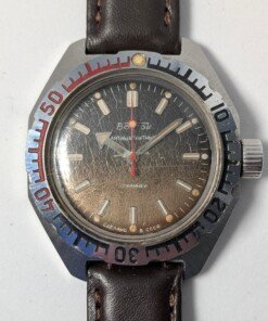 Orologio subacqueo sovietico vintage Vostok Amphibia 470 degli anni '80 con quadrante scuro, indici luminosi, ghiera girevole numerata e cinturino in pelle marrone.