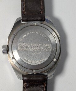 Vostok Amphibia 470 Sovietico Vintage (Anni '80) - Leggenda Subacquea Grade B 11 Orologio subacqueo sovietico vintage Vostok Amphibia 470 degli anni '80 con quadrante scuro, indici luminosi, ghiera girevole numerata e cinturino in pelle marrone.