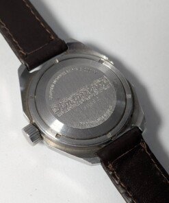 Vostok Amphibia 470 Sovietico Vintage (Anni '80) - Leggenda Subacquea Grade B 10 Orologio subacqueo sovietico vintage Vostok Amphibia 470 degli anni '80 con quadrante scuro, indici luminosi, ghiera girevole numerata e cinturino in pelle marrone.