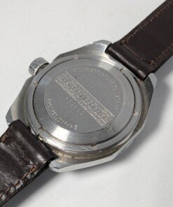 Vostok Amphibia 470 Sovietico Vintage (Anni '80) - Leggenda Subacquea Grade B 9 Orologio subacqueo sovietico vintage Vostok Amphibia 470 degli anni '80 con quadrante scuro, indici luminosi, ghiera girevole numerata e cinturino in pelle marrone.