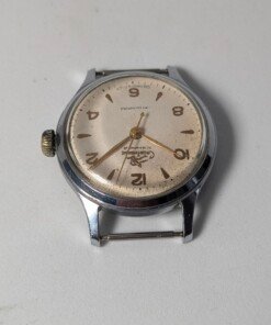 Sportivnie "Running Man" Sovietico Anni '50 Hacking Second Calibro 2634 (Ex 1MWF) - Grade B 22 Orologio da polso sovietico Sportivnie "Running Man" degli anni '50 con quadrante color crema, numeri arabi neri, lancette dorate, secondi centrali con funzione hacking e il logo dell'uomo che corre, alimentato dal calibro 2634 (ex 1MWF).