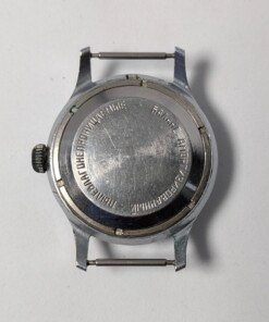 Sportivnie "Running Man" Sovietico Anni '50 Hacking Second Calibro 2634 (Ex 1MWF) - Grade B 21 Orologio da polso sovietico Sportivnie "Running Man" degli anni '50 con quadrante color crema, numeri arabi neri, lancette dorate, secondi centrali con funzione hacking e il logo dell'uomo che corre, alimentato dal calibro 2634 (ex 1MWF).