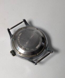 Sportivnie "Running Man" Sovietico Anni '50 Hacking Second Calibro 2634 (Ex 1MWF) - Grade B 20 Orologio da polso sovietico Sportivnie "Running Man" degli anni '50 con quadrante color crema, numeri arabi neri, lancette dorate, secondi centrali con funzione hacking e il logo dell'uomo che corre, alimentato dal calibro 2634 (ex 1MWF).