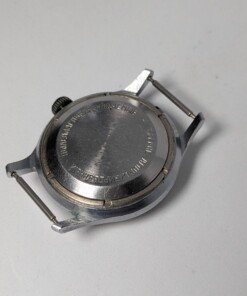 Sportivnie "Running Man" Sovietico Anni '50 Hacking Second Calibro 2634 (Ex 1MWF) - Grade B 19 Orologio da polso sovietico Sportivnie "Running Man" degli anni '50 con quadrante color crema, numeri arabi neri, lancette dorate, secondi centrali con funzione hacking e il logo dell'uomo che corre, alimentato dal calibro 2634 (ex 1MWF).