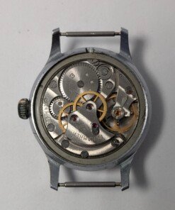 Sportivnie "Running Man" Sovietico Anni '50 Hacking Second Calibro 2634 (Ex 1MWF) - Grade B 18 Orologio da polso sovietico Sportivnie "Running Man" degli anni '50 con quadrante color crema, numeri arabi neri, lancette dorate, secondi centrali con funzione hacking e il logo dell'uomo che corre, alimentato dal calibro 2634 (ex 1MWF).
