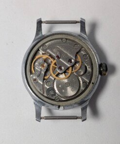 Sportivnie "Running Man" Sovietico Anni '50 Hacking Second Calibro 2634 (Ex 1MWF) - Grade B 17 Orologio da polso sovietico Sportivnie "Running Man" degli anni '50 con quadrante color crema, numeri arabi neri, lancette dorate, secondi centrali con funzione hacking e il logo dell'uomo che corre, alimentato dal calibro 2634 (ex 1MWF).