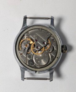 Sportivnie "Running Man" Sovietico Anni '50 Hacking Second Calibro 2634 (Ex 1MWF) - Grade B 16 Orologio da polso sovietico Sportivnie "Running Man" degli anni '50 con quadrante color crema, numeri arabi neri, lancette dorate, secondi centrali con funzione hacking e il logo dell'uomo che corre, alimentato dal calibro 2634 (ex 1MWF).