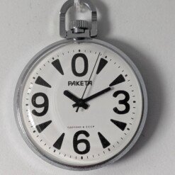 Orologio da tasca sovietico Raketa Big Zero con cassa cromata, quadrante bianco con insolita disposizione dei numeri arabi neri (0, 3, 6, 9) e lancette nere.
