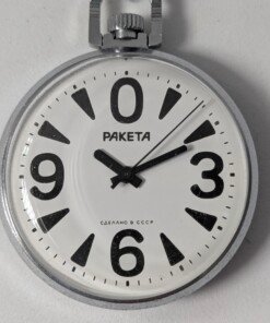 Orologio da tasca sovietico Raketa Big Zero con cassa cromata, quadrante bianco con insolita disposizione dei numeri arabi neri (0, 3, 6, 9) e lancette nere.