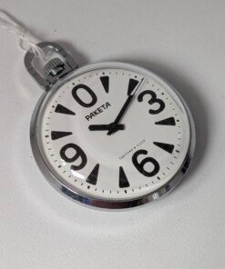 Orologio da tasca sovietico Raketa Big Zero con cassa cromata, quadrante bianco con insolita disposizione dei numeri arabi neri (0, 3, 6, 9) e lancette nere.