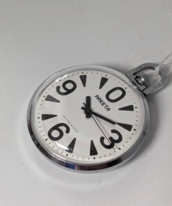 Orologio da tasca sovietico Raketa Big Zero con cassa cromata, quadrante bianco con insolita disposizione dei numeri arabi neri (0, 3, 6, 9) e lancette nere.