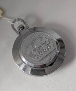 Orologio da tasca sovietico Raketa Big Zero con cassa cromata, quadrante bianco con insolita disposizione dei numeri arabi neri (0, 3, 6, 9) e lancette nere.