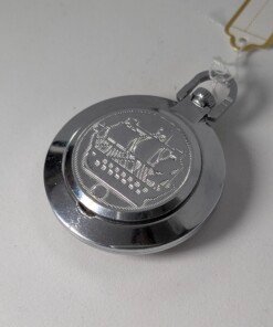 Orologio da tasca sovietico Raketa Big Zero con cassa cromata, quadrante bianco con insolita disposizione dei numeri arabi neri (0, 3, 6, 9) e lancette nere.
