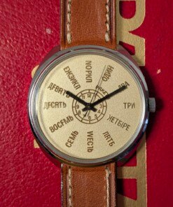 Orologio Raketa RAKY con numeri in russo scritti per esteso e quadrante beige, movimento Raketa manuale