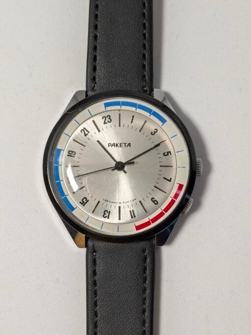Orologio Raketa 24 ore Polar con quadrante argento e scala colorata in rosso e blu, movimento meccanico sovietico