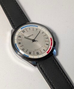 Raketa 24h Polar - Cassa cromata - Quadrante argento - Grade B 15 Orologio Raketa 24 ore Polar con quadrante argento e scala colorata in rosso e blu, movimento meccanico sovietico